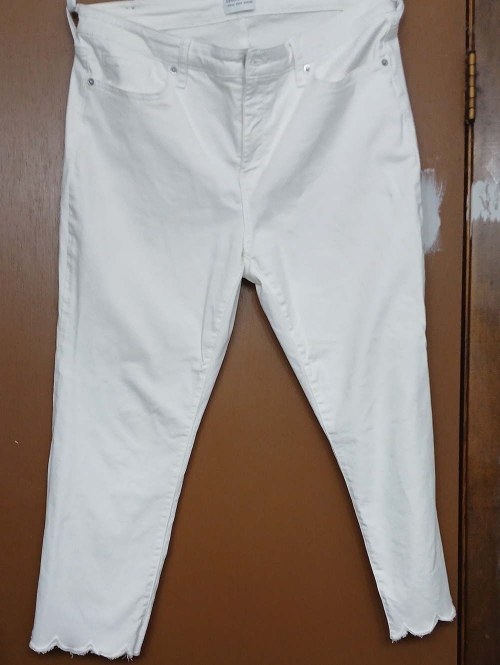 crown & ivy White Cropped Raw-Hem Ankle Jeans